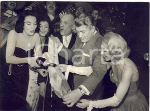 1957 PARIS Jean MARAIS et Ludmilla TCHERINA baptisent la cravate PAMPLEMOUSSE
