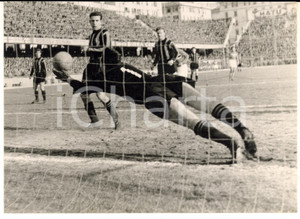 1955 ca CALCIO SERIE A SAMPDORIA-INTER Ezio LOMBARDI su tiro di Humberto ROSA