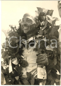 1956 AUTOMOBILISMO GRAN PREMIO DI PESCARA Robert MANZON festeggia la vittoria