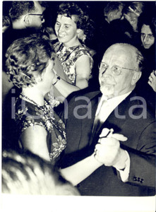 1963 BERLINO Ballo cosmonauti - Valentina TERESHKOVA danza con Walter ULBRICHT