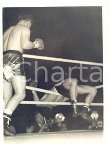 1956 LONDON BOXE Ron BARTON goes through the ropes during the contest with FINCH