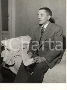 1955 MILANO Via Castel Morrone - Maestro Bruno BONORA nella sua abitazione *Foto