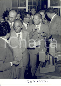 1954 MANDELLO DEL LARIO Enrico FERMI visita stabilimenti MOTO GUZZI *Foto Rara fotografia d'epoca, con didascalia coeva. Enrico Fermi visita la Moto Guzzi con i colleghi fisici della Scuola Internazionale di Fisica, che tenne una serie di corsi a Villa Monastero (Varenna) nell'estate del 1954.CONDIZIONI: FAIR (sovraimpressioni circolari e minimi difetti di stampa)FORMATO: 13x18 cm     originale e autentica 1