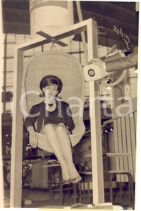 1963 PARIS Salon des Arts Ménagers - Aspirateur soulève fille dans une nacelle