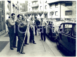 1964 MILANO Ermenegildo COVELLI tassista pittore dipinge in strada a Ferragosto