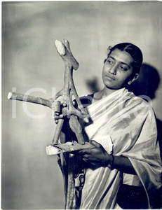 1958 LONDON Tea Center - B. L. JAYASURIYA from Ceylon holding an arboric on show
