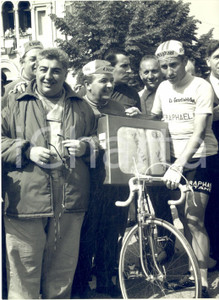1964 CICLISMO GIRO D'ITALIA Gino BRAMIERI dona coperta MOVIL a Jacques ANQUETIL