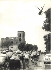 1964 CICLISMO GIRO D'ITALIA 14^ Tappa - Elicottero in volo sui corridori - Foto