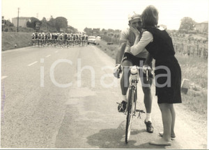 1963 CICLISMO GIRO D'ITALIA Area di IMOLA - Diego RONCHINI saluta la moglie