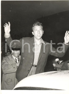 1955 VARESE Rally del Cinema - Mike BONGIORNO saluta la folla all'arrivo - Foto