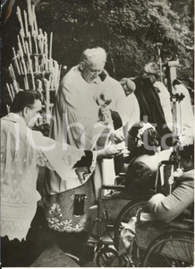 1959 LOURDES Card. Richard CUSHING distribuisce la comunione ai malati americani