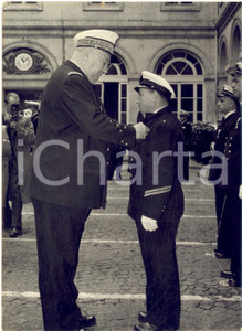 1957 PARIS Ministère de la Marine - Amiral Henri NOMY décore le Maître  MAILLET