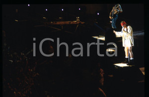 35mm vintage slide * 1990ca ITALIA GUNS N' ROSES Axl ROSE Live in concerto (14)   Diapositiva d'epoca, in formato 35 mm.   CONDIZIONI: GOODE' severamente vietata la riproduzione. Tutti i diritti sono riservati. ICharta mette in vendita, sul negozio eBay e in esclusiva sul sito "icharta" il proprio archivio composto da numerose diapositive e negativi fotografici d'epoca, tutti originali e autentici, che attraversano la storia del costume italiano tra gli la fine degli anni Sessanta e Novanta.Si tratta di uno sguardo inedito sull'attualit&agrave;, la politica, la vita quotidiana, il gossip e la cultura, che fotografa il cambiamento della nazione in quest'ultimo scorcio del XX secolo. Un'occasione unica per il mercato del collezionismo, che vede finalmente disponibile un archivio eccezionale per vastit&agrave;, tematiche e condizioni, in un settore (il negativo fotografico e la diapositiva) di assoluta novit&agrave; e dalle interessanti prospettive di investimento.  originale e autentica 1