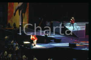 35mm vintage slide* 1990ca ITALIA GUNS N' ROSES Axl ROSE  SLASH Live in concerto   Diapositiva d'epoca, in formato 35 mm.   CONDIZIONI: GOODE' severamente vietata la riproduzione. Tutti i diritti sono riservati. ICharta mette in vendita, sul negozio eBay e in esclusiva sul sito "icharta" il proprio archivio composto da numerose diapositive e negativi fotografici d'epoca, tutti originali e autentici, che attraversano la storia del costume italiano tra gli la fine degli anni Sessanta e Novanta.Si tratta di uno sguardo inedito sull'attualit&agrave;, la politica, la vita quotidiana, il gossip e la cultura, che fotografa il cambiamento della nazione in quest'ultimo scorcio del XX secolo. Un'occasione unica per il mercato del collezionismo, che vede finalmente disponibile un archivio eccezionale per vastit&agrave;, tematiche e condizioni, in un settore (il negativo fotografico e la diapositiva) di assoluta novit&agrave; e dalle interessanti prospettive di investimento.  originale e autentica 1