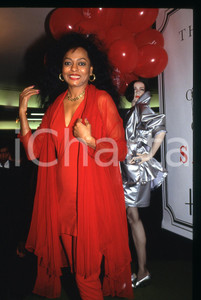 35mm vintage slide* 1992 LONDON Diana ROSS opens HARRODS' sale  Diapositiva d'epoca, in formato 35 mm.  CONDIZIONI: GOOD Tutti i diritti riservati.E' severamente vietata la riproduzione. ICharta mette in vendita, sul negozio eBay e in esclusiva sul sito "icharta" il proprio archivio composto da numerose diapositive e negativi fotografici d'epoca, tutti originali e autentici, che attraversano la storia del costume italiano tra gli la fine degli anni Sessanta e Novanta.Si tratta di uno sguardo inedito sull'attualit&agrave;, la politica, la vita quotidiana, il gossip e la cultura, che fotografa il cambiamento della nazione in quest'ultimo scorcio del XX secolo. Un'occasione unica per il mercato del collezionismo, che vede finalmente disponibile un archivio eccezionale per vastit&agrave;, tematiche e condizioni, in un settore (il negativo fotografico e la diapositiva) di assoluta novit&agrave; e dalle interessanti prospettive di investimento.New layer...  originale e autentica 1