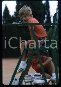 35mm vintage slide * 1969 MONTECARLO Mark e Anthony SHRIVER su campo da tennis Diapositiva d'epoca, in formato 35 mm.   CONDIZIONI: GOODE' severamente vietata la riproduzione. Tutti i diritti sono riservati. ICharta mette in vendita, sul negozio eBay e in esclusiva sul sito "icharta" il proprio archivio composto da numerose diapositive e negativi fotografici d'epoca, tutti originali e autentici, che attraversano la storia del costume italiano tra gli la fine degli anni Sessanta e Novanta.Si tratta di uno sguardo inedito sull'attualit&agrave;, la politica, la vita quotidiana, il gossip e la cultura, che fotografa il cambiamento della nazione in quest'ultimo scorcio del XX secolo. Un'occasione unica per il mercato del collezionismo, che vede finalmente disponibile un archivio eccezionale per vastit&agrave;, tematiche e condizioni, in un settore (il negativo fotografico e la diapositiva) di assoluta novit&agrave; e dalle interessanti prospettive di investimento.  originale e autentica 1
