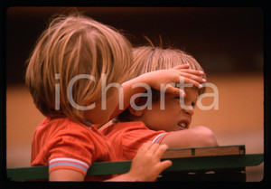 35mm vintage slide * 1969 MONTECARLO Mark e Anthony SHRIVER ritratto Diapositiva d'epoca, in formato 35 mm.   CONDIZIONI: GOODE' severamente vietata la riproduzione. Tutti i diritti sono riservati. ICharta mette in vendita, sul negozio eBay e in esclusiva sul sito "icharta" il proprio archivio composto da numerose diapositive e negativi fotografici d'epoca, tutti originali e autentici, che attraversano la storia del costume italiano tra gli la fine degli anni Sessanta e Novanta.Si tratta di uno sguardo inedito sull'attualit&agrave;, la politica, la vita quotidiana, il gossip e la cultura, che fotografa il cambiamento della nazione in quest'ultimo scorcio del XX secolo. Un'occasione unica per il mercato del collezionismo, che vede finalmente disponibile un archivio eccezionale per vastit&agrave;, tematiche e condizioni, in un settore (il negativo fotografico e la diapositiva) di assoluta novit&agrave; e dalle interessanti prospettive di investimento.  originale e autentica 1