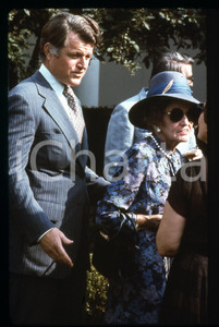 35mm vintage slide * 1980 NEW JORK Rose KENNEDY Edward "Ted" KENNEDY ad un party Fotografia realizzata durante le primarie presidenziali del Partito Democratico. Diapositiva d'epoca, in formato 35 mm.   CONDIZIONI: GOODE' severamente vietata la riproduzione. Tutti i diritti sono riservati. ICharta mette in vendita, sul negozio eBay e in esclusiva sul sito "icharta" il proprio archivio composto da numerose diapositive e negativi fotografici d'epoca, tutti originali e autentici, che attraversano la storia del costume italiano tra gli la fine degli anni Sessanta e Novanta.Si tratta di uno sguardo inedito sull'attualit&agrave;, la politica, la vita quotidiana, il gossip e la cultura, che fotografa il cambiamento della nazione in quest'ultimo scorcio del XX secolo. Un'occasione unica per il mercato del collezionismo, che vede finalmente disponibile un archivio eccezionale per vastit&agrave;, tematiche e condizioni, in un settore (il negativo fotografico e la diapositiva) di assoluta novit&agrave; e dalle interessanti prospettive di investimento.  originale e autentica 1