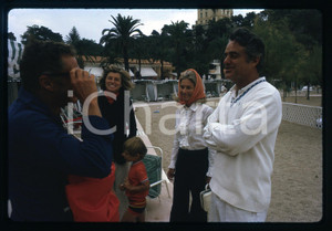 35mm vintage slide* 1969 MONTECARLO Sargent SHRIVER Eunice KENNEDY al Beach Club Diapositiva d'epoca, in formato 35 mm.   CONDIZIONI: GOODE' severamente vietata la riproduzione. Tutti i diritti sono riservati. ICharta mette in vendita, sul negozio eBay e in esclusiva sul sito "icharta" il proprio archivio composto da numerose diapositive e negativi fotografici d'epoca, tutti originali e autentici, che attraversano la storia del costume italiano tra gli la fine degli anni Sessanta e Novanta.Si tratta di uno sguardo inedito sull'attualit&agrave;, la politica, la vita quotidiana, il gossip e la cultura, che fotografa il cambiamento della nazione in quest'ultimo scorcio del XX secolo. Un'occasione unica per il mercato del collezionismo, che vede finalmente disponibile un archivio eccezionale per vastit&agrave;, tematiche e condizioni, in un settore (il negativo fotografico e la diapositiva) di assoluta novit&agrave; e dalle interessanti prospettive di investimento.  originale e autentica 1