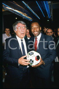 35mm vintage slide * 1990 ITALIA 90 Omar SIVORI e PELE' Vips al Mondiale (6)   Diapositiva d'epoca, in formato 35 mm.    CONDIZIONI: GOOD E' severamente vietata la riproduzione. Tutti i diritti sono riservati. ICharta mette in vendita, sul negozio eBay e in esclusiva sul sito "icharta" il proprio archivio composto da numerose diapositive e negativi fotografici d'epoca, tutti originali e autentici, che attraversano la storia del costume italiano tra gli la fine degli anni Sessanta e Novanta.Si tratta di uno sguardo inedito sull'attualit&agrave;, la politica, la vita quotidiana, il gossip e la cultura, che fotografa il cambiamento della nazione in quest'ultimo scorcio del XX secolo. Un'occasione unica per il mercato del collezionismo, che vede finalmente disponibile un archivio eccezionale per vastit&agrave;, tematiche e condizioni, in un settore (il negativo fotografico e la diapositiva) di assoluta novit&agrave; e dalle interessanti prospettive di investimento.   originale e autentica 1