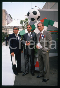 35mm vintage slide * 1990 ITALIA 90 Omar SIVORI e Azeglio VICINI al Mondiale (1)   Diapositiva d'epoca, in formato 35 mm.   CONDIZIONI: GOODE' severamente vietata la riproduzione. Tutti i diritti sono riservati. ICharta mette in vendita, sul negozio eBay e in esclusiva sul sito "icharta" il proprio archivio composto da numerose diapositive e negativi fotografici d'epoca, tutti originali e autentici, che attraversano la storia del costume italiano tra gli la fine degli anni Sessanta e Novanta.Si tratta di uno sguardo inedito sull'attualit&agrave;, la politica, la vita quotidiana, il gossip e la cultura, che fotografa il cambiamento della nazione in quest'ultimo scorcio del XX secolo. Un'occasione unica per il mercato del collezionismo, che vede finalmente disponibile un archivio eccezionale per vastit&agrave;, tematiche e condizioni, in un settore (il negativo fotografico e la diapositiva) di assoluta novit&agrave; e dalle interessanti prospettive di investimento.  originale e autentica 1