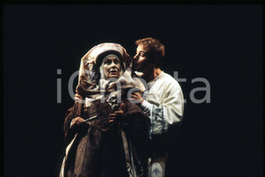 35mm vintage slide* 1985 MILANO - ROMEO E GIULIETTA Massimo BELLI Alida VALLI Fotografia realizzata al Salone Pier Lombardo oggi Teatro Franco Parenti.Diapositiva d'epoca, in formato 35 mm.   CONDIZIONI: GOODE' severamente vietata la riproduzione. Tutti i diritti sono riservati. ICharta mette in vendita, sul negozio eBay e in esclusiva sul sito "icharta" il proprio archivio composto da numerose diapositive e negativi fotografici d'epoca, tutti originali e autentici, che attraversano la storia del costume italiano tra gli la fine degli anni Sessanta e Novanta.Si tratta di uno sguardo inedito sull'attualit&agrave;, la politica, la vita quotidiana, il gossip e la cultura, che fotografa il cambiamento della nazione in quest'ultimo scorcio del XX secolo. Un'occasione unica per il mercato del collezionismo, che vede finalmente disponibile un archivio eccezionale per vastit&agrave;, tematiche e condizioni, in un settore (il negativo fotografico e la diapositiva) di assoluta novit&agrave; e dalle interessanti prospettive di investimento.  originale e autentica 1