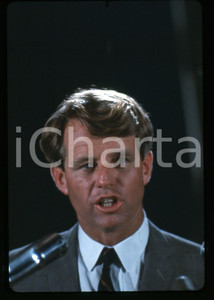 35mm vintage slide*1968 USA Robert F. KENNEDY Ritratto in campagna elettorale 20 Fotografia realizzata durante le elezioni primarie del Partito DemocraticoDiapositiva d'epoca, in formato 35 mm.   CONDIZIONI: GOODE' severamente vietata la riproduzione. Tutti i diritti sono riservati. ICharta mette in vendita, sul negozio eBay e in esclusiva sul sito "icharta" il proprio archivio composto da numerose diapositive e negativi fotografici d'epoca, tutti originali e autentici, che attraversano la storia del costume italiano tra gli la fine degli anni Sessanta e Novanta.Si tratta di uno sguardo inedito sull'attualit&agrave;, la politica, la vita quotidiana, il gossip e la cultura, che fotografa il cambiamento della nazione in quest'ultimo scorcio del XX secolo. Un'occasione unica per il mercato del collezionismo, che vede finalmente disponibile un archivio eccezionale per vastit&agrave;, tematiche e condizioni, in un settore (il negativo fotografico e la diapositiva) di assoluta novit&agrave; e dalle interessanti prospettive di investimento.  originale e autentica 1