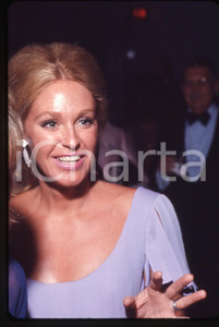 35mm vintage slide * 1970 USA Joan KENNEDY Ritratta ad un evento mondano (1) Diapositiva d'epoca, in formato 35 mm.   CONDIZIONI: GOODE' severamente vietata la riproduzione. Tutti i diritti sono riservati. ICharta mette in vendita, sul negozio eBay e in esclusiva sul sito "icharta" il proprio archivio composto da numerose diapositive e negativi fotografici d'epoca, tutti originali e autentici, che attraversano la storia del costume italiano tra gli la fine degli anni Sessanta e Novanta.Si tratta di uno sguardo inedito sull'attualit&agrave;, la politica, la vita quotidiana, il gossip e la cultura, che fotografa il cambiamento della nazione in quest'ultimo scorcio del XX secolo. Un'occasione unica per il mercato del collezionismo, che vede finalmente disponibile un archivio eccezionale per vastit&agrave;, tematiche e condizioni, in un settore (il negativo fotografico e la diapositiva) di assoluta novit&agrave; e dalle interessanti prospettive di investimento.  originale e autentica 1