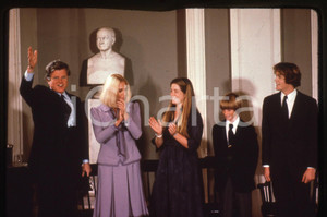 35mm vintage slide* 1980 NEW YORK Ted e Joan KENNEDY i figli Kara Ted jr Patrick Diapositiva d'epoca, in formato 35 mm.   CONDIZIONI: GOODE' severamente vietata la riproduzione. Tutti i diritti sono riservati. ICharta mette in vendita, sul negozio eBay e in esclusiva sul sito "icharta" il proprio archivio composto da numerose diapositive e negativi fotografici d'epoca, tutti originali e autentici, che attraversano la storia del costume italiano tra gli la fine degli anni Sessanta e Novanta.Si tratta di uno sguardo inedito sull'attualit&agrave;, la politica, la vita quotidiana, il gossip e la cultura, che fotografa il cambiamento della nazione in quest'ultimo scorcio del XX secolo. Un'occasione unica per il mercato del collezionismo, che vede finalmente disponibile un archivio eccezionale per vastit&agrave;, tematiche e condizioni, in un settore (il negativo fotografico e la diapositiva) di assoluta novit&agrave; e dalle interessanti prospettive di investimento.  originale e autentica 1