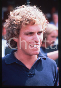 35mm vintage slide* 1975ca USA Joseph P. KENNEDY II Ritratto Diapositiva d'epoca, in formato 35 mm.   CONDIZIONI: GOODE' severamente vietata la riproduzione. Tutti i diritti sono riservati. ICharta mette in vendita, sul negozio eBay e in esclusiva sul sito "icharta" il proprio archivio composto da numerose diapositive e negativi fotografici d'epoca, tutti originali e autentici, che attraversano la storia del costume italiano tra gli la fine degli anni Sessanta e Novanta.Si tratta di uno sguardo inedito sull'attualit&agrave;, la politica, la vita quotidiana, il gossip e la cultura, che fotografa il cambiamento della nazione in quest'ultimo scorcio del XX secolo. Un'occasione unica per il mercato del collezionismo, che vede finalmente disponibile un archivio eccezionale per vastit&agrave;, tematiche e condizioni, in un settore (il negativo fotografico e la diapositiva) di assoluta novit&agrave; e dalle interessanti prospettive di investimento.  originale e autentica 1