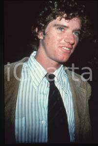 35mm vintage slide * 1979 NEW YORK David KENNEDY in midtown Manhattan Diapositiva d'epoca, in formato 35 mm.   CONDIZIONI: GOODE' severamente vietata la riproduzione. Tutti i diritti sono riservati. ICharta mette in vendita, sul negozio eBay e in esclusiva sul sito "icharta" il proprio archivio composto da numerose diapositive e negativi fotografici d'epoca, tutti originali e autentici, che attraversano la storia del costume italiano tra gli la fine degli anni Sessanta e Novanta.Si tratta di uno sguardo inedito sull'attualit&agrave;, la politica, la vita quotidiana, il gossip e la cultura, che fotografa il cambiamento della nazione in quest'ultimo scorcio del XX secolo. Un'occasione unica per il mercato del collezionismo, che vede finalmente disponibile un archivio eccezionale per vastit&agrave;, tematiche e condizioni, in un settore (il negativo fotografico e la diapositiva) di assoluta novit&agrave; e dalle interessanti prospettive di investimento.  originale e autentica 1