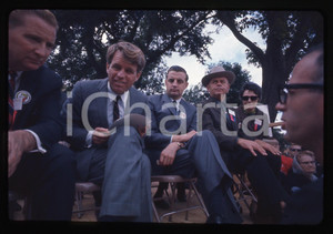 35mm vintage slide * 1968 USA Robert F. KENNEDY Ritratto con il suo staff Fotografia realizzata durante la campagna elettorale per le elezioni primarie del Partito DemocraticoDiapositiva d'epoca, in formato 35 mm.   CONDIZIONI: GOODE' severamente vietata la riproduzione. Tutti i diritti sono riservati. ICharta mette in vendita, sul negozio eBay e in esclusiva sul sito "icharta" il proprio archivio composto da numerose diapositive e negativi fotografici d'epoca, tutti originali e autentici, che attraversano la storia del costume italiano tra gli la fine degli anni Sessanta e Novanta.Si tratta di uno sguardo inedito sull'attualit&agrave;, la politica, la vita quotidiana, il gossip e la cultura, che fotografa il cambiamento della nazione in quest'ultimo scorcio del XX secolo. Un'occasione unica per il mercato del collezionismo, che vede finalmente disponibile un archivio eccezionale per vastit&agrave;, tematiche e condizioni, in un settore (il negativo fotografico e la diapositiva) di assoluta novit&agrave; e dalle interessanti prospettive di investimento.  originale e autentica 1