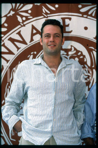35mm vintage slide* 1993 VENEZIA Vince VAUGHN Mostra del Cinema Portrait (7)  Diapositiva d'epoca, in formato 35 mm.CONDIZIONI: GOODE' severamente vietata la riproduzione. Tutti i diritti sono riservati.Nella diapositiva ICharta mette in vendita, sul negozio eBay e in esclusiva sul sito "icharta" il proprio archivio composto da numerose diapositive e negativi fotografici d'epoca, tutti originali e autentici, che attraversano la storia del costume italiano tra gli la fine degli anni Sessanta e Novanta.Si tratta di uno sguardo inedito sull'attualit&agrave;, la politica, la vita quotidiana, il gossip e la cultura, che fotografa il cambiamento della nazione in quest'ultimo scorcio del XX secolo. Un'occasione unica per il mercato del collezionismo, che vede finalmente disponibile un archivio eccezionale per vastit&agrave;, tematiche e condizioni, in un settore (il negativo fotografico e la diapositiva) di assoluta novit&agrave; e dalle interessanti prospettive di investimento.  FAIR/discreto   originale e autentica 1