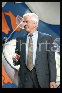 35mm vintage slide* 1995 ca CANALE 5 Leslie NIELSEN ospite a PAPERISSIMA (41)