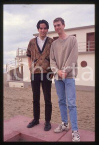 35mm vintage slide* 1996 ca VENEZIA Christopher CHAPLIN Reuben PILLSBURY (43)  Diapositiva d'epoca, in formato 35 mm.CONDIZIONI: GOODE' severamente vietata la riproduzione. Tutti i diritti sono riservati.Nella diapositiva ICharta mette in vendita, sul negozio eBay e in esclusiva sul sito "icharta" il proprio archivio composto da numerose diapositive e negativi fotografici d'epoca, tutti originali e autentici, che attraversano la storia del costume italiano tra gli la fine degli anni Sessanta e Novanta.Si tratta di uno sguardo inedito sull'attualit&agrave;, la politica, la vita quotidiana, il gossip e la cultura, che fotografa il cambiamento della nazione in quest'ultimo scorcio del XX secolo. Un'occasione unica per il mercato del collezionismo, che vede finalmente disponibile un archivio eccezionale per vastit&agrave;, tematiche e condizioni, in un settore (il negativo fotografico e la diapositiva) di assoluta novit&agrave; e dalle interessanti prospettive di investimento.  FAIR/discreto   originale e autentica 1
