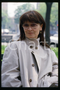 35mm vintage slide* 1995 ca MILANO - TEATRO Anna Maria GUARNIERI (11)  Diapositiva d'epoca, in formato 35 mm.CONDIZIONI: GOODE' severamente vietata la riproduzione. Tutti i diritti sono riservati.Nella diapositiva ICharta mette in vendita, sul negozio eBay e in esclusiva sul sito "icharta" il proprio archivio composto da numerose diapositive e negativi fotografici d'epoca, tutti originali e autentici, che attraversano la storia del costume italiano tra gli la fine degli anni Sessanta e Novanta.Si tratta di uno sguardo inedito sull'attualit&agrave;, la politica, la vita quotidiana, il gossip e la cultura, che fotografa il cambiamento della nazione in quest'ultimo scorcio del XX secolo. Un'occasione unica per il mercato del collezionismo, che vede finalmente disponibile un archivio eccezionale per vastit&agrave;, tematiche e condizioni, in un settore (il negativo fotografico e la diapositiva) di assoluta novit&agrave; e dalle interessanti prospettive di investimento.  FAIR/discreto   originale e autentica 1