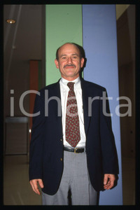 35mm vintage slide* 1995 ca MILANO Steven HEYMSFIELD Ritratto professore (3)  Diapositiva d'epoca, in formato 35 mm.CONDIZIONI: GOODE' severamente vietata la riproduzione. Tutti i diritti sono riservati.Nella diapositiva ICharta mette in vendita, sul negozio eBay e in esclusiva sul sito "icharta" il proprio archivio composto da numerose diapositive e negativi fotografici d'epoca, tutti originali e autentici, che attraversano la storia del costume italiano tra gli la fine degli anni Sessanta e Novanta.Si tratta di uno sguardo inedito sull'attualit&agrave;, la politica, la vita quotidiana, il gossip e la cultura, che fotografa il cambiamento della nazione in quest'ultimo scorcio del XX secolo. Un'occasione unica per il mercato del collezionismo, che vede finalmente disponibile un archivio eccezionale per vastit&agrave;, tematiche e condizioni, in un settore (il negativo fotografico e la diapositiva) di assoluta novit&agrave; e dalle interessanti prospettive di investimento.  FAIR/discreto   originale e autentica 1