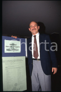 35mm vintage slide* 1995 ca MILANO Steven HEYMSFIELD Ritratto professore (25)  Diapositiva d'epoca, in formato 35 mm.CONDIZIONI: GOODE' severamente vietata la riproduzione. Tutti i diritti sono riservati.Nella diapositiva ICharta mette in vendita, sul negozio eBay e in esclusiva sul sito "icharta" il proprio archivio composto da numerose diapositive e negativi fotografici d'epoca, tutti originali e autentici, che attraversano la storia del costume italiano tra gli la fine degli anni Sessanta e Novanta.Si tratta di uno sguardo inedito sull'attualit&agrave;, la politica, la vita quotidiana, il gossip e la cultura, che fotografa il cambiamento della nazione in quest'ultimo scorcio del XX secolo. Un'occasione unica per il mercato del collezionismo, che vede finalmente disponibile un archivio eccezionale per vastit&agrave;, tematiche e condizioni, in un settore (il negativo fotografico e la diapositiva) di assoluta novit&agrave; e dalle interessanti prospettive di investimento.  FAIR/discreto   originale e autentica 1