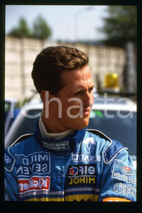 35mm vintage slide*1990ca FORMULA1 Michael SCHUMACHER MILD7 BENETTON RENAULT(43)  Diapositiva d'epoca, in formato 35 mm.CONDIZIONI: GOODE' severamente vietata la riproduzione. Tutti i diritti sono riservati.Nella diapositiva ICharta mette in vendita, sul negozio eBay e in esclusiva sul sito "icharta" il proprio archivio composto da numerose diapositive e negativi fotografici d'epoca, tutti originali e autentici, che attraversano la storia del costume italiano tra gli la fine degli anni Sessanta e Novanta.Si tratta di uno sguardo inedito sull'attualit&agrave;, la politica, la vita quotidiana, il gossip e la cultura, che fotografa il cambiamento della nazione in quest'ultimo scorcio del XX secolo. Un'occasione unica per il mercato del collezionismo, che vede finalmente disponibile un archivio eccezionale per vastit&agrave;, tematiche e condizioni, in un settore (il negativo fotografico e la diapositiva) di assoluta novit&agrave; e dalle interessanti prospettive di investimento.  FAIR/discreto   originale e autentica 1