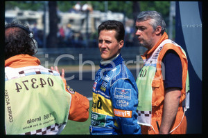 35mm vintage slide*1990ca FORMULA1 Michael SCHUMACHER MILD7 BENETTON RENAULT(44)  Diapositiva d'epoca, in formato 35 mm.CONDIZIONI: GOODE' severamente vietata la riproduzione. Tutti i diritti sono riservati.Nella diapositiva ICharta mette in vendita, sul negozio eBay e in esclusiva sul sito "icharta" il proprio archivio composto da numerose diapositive e negativi fotografici d'epoca, tutti originali e autentici, che attraversano la storia del costume italiano tra gli la fine degli anni Sessanta e Novanta.Si tratta di uno sguardo inedito sull'attualit&agrave;, la politica, la vita quotidiana, il gossip e la cultura, che fotografa il cambiamento della nazione in quest'ultimo scorcio del XX secolo. Un'occasione unica per il mercato del collezionismo, che vede finalmente disponibile un archivio eccezionale per vastit&agrave;, tematiche e condizioni, in un settore (il negativo fotografico e la diapositiva) di assoluta novit&agrave; e dalle interessanti prospettive di investimento.  FAIR/discreto   originale e autentica 1