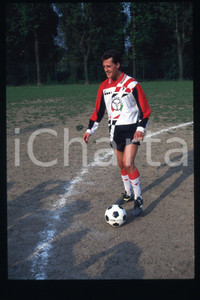 35mm vintage slide* 1990 ca FORMULA1 Michael SCHUMACHER playing in a soccer (38)  Diapositiva d'epoca, in formato 35 mm.CONDIZIONI: GOODE' severamente vietata la riproduzione. Tutti i diritti sono riservati.Nella diapositiva ICharta mette in vendita, sul negozio eBay e in esclusiva sul sito "icharta" il proprio archivio composto da numerose diapositive e negativi fotografici d'epoca, tutti originali e autentici, che attraversano la storia del costume italiano tra gli la fine degli anni Sessanta e Novanta.Si tratta di uno sguardo inedito sull'attualit&agrave;, la politica, la vita quotidiana, il gossip e la cultura, che fotografa il cambiamento della nazione in quest'ultimo scorcio del XX secolo. Un'occasione unica per il mercato del collezionismo, che vede finalmente disponibile un archivio eccezionale per vastit&agrave;, tematiche e condizioni, in un settore (il negativo fotografico e la diapositiva) di assoluta novit&agrave; e dalle interessanti prospettive di investimento.  FAIR/discreto   originale e autentica 1