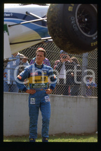 35mm vintage slide*1990ca FORMULA1 Michael SCHUMACHER MILD7 BENETTON RENAULT(42)  Diapositiva d'epoca, in formato 35 mm.CONDIZIONI: GOODE' severamente vietata la riproduzione. Tutti i diritti sono riservati.Nella diapositiva ICharta mette in vendita, sul negozio eBay e in esclusiva sul sito "icharta" il proprio archivio composto da numerose diapositive e negativi fotografici d'epoca, tutti originali e autentici, che attraversano la storia del costume italiano tra gli la fine degli anni Sessanta e Novanta.Si tratta di uno sguardo inedito sull'attualit&agrave;, la politica, la vita quotidiana, il gossip e la cultura, che fotografa il cambiamento della nazione in quest'ultimo scorcio del XX secolo. Un'occasione unica per il mercato del collezionismo, che vede finalmente disponibile un archivio eccezionale per vastit&agrave;, tematiche e condizioni, in un settore (il negativo fotografico e la diapositiva) di assoluta novit&agrave; e dalle interessanti prospettive di investimento.  FAIR/discreto   originale e autentica 1