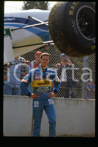 35mm vintage slide*1990ca FORMULA1 Michael SCHUMACHER MILD7 BENETTON RENAULT(49)  Diapositiva d'epoca, in formato 35 mm.CONDIZIONI: GOODE' severamente vietata la riproduzione. Tutti i diritti sono riservati.Nella diapositiva ICharta mette in vendita, sul negozio eBay e in esclusiva sul sito "icharta" il proprio archivio composto da numerose diapositive e negativi fotografici d'epoca, tutti originali e autentici, che attraversano la storia del costume italiano tra gli la fine degli anni Sessanta e Novanta.Si tratta di uno sguardo inedito sull'attualit&agrave;, la politica, la vita quotidiana, il gossip e la cultura, che fotografa il cambiamento della nazione in quest'ultimo scorcio del XX secolo. Un'occasione unica per il mercato del collezionismo, che vede finalmente disponibile un archivio eccezionale per vastit&agrave;, tematiche e condizioni, in un settore (il negativo fotografico e la diapositiva) di assoluta novit&agrave; e dalle interessanti prospettive di investimento.  FAIR/discreto   originale e autentica 1
