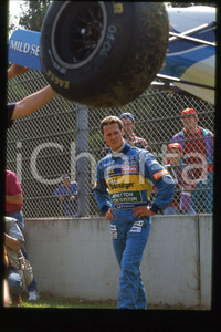 35mm vintage slide*1990ca FORMULA1 Michael SCHUMACHER MILD7 BENETTON RENAULT(53)  Diapositiva d'epoca, in formato 35 mm.CONDIZIONI: GOODE' severamente vietata la riproduzione. Tutti i diritti sono riservati.Nella diapositiva ICharta mette in vendita, sul negozio eBay e in esclusiva sul sito "icharta" il proprio archivio composto da numerose diapositive e negativi fotografici d'epoca, tutti originali e autentici, che attraversano la storia del costume italiano tra gli la fine degli anni Sessanta e Novanta.Si tratta di uno sguardo inedito sull'attualit&agrave;, la politica, la vita quotidiana, il gossip e la cultura, che fotografa il cambiamento della nazione in quest'ultimo scorcio del XX secolo. Un'occasione unica per il mercato del collezionismo, che vede finalmente disponibile un archivio eccezionale per vastit&agrave;, tematiche e condizioni, in un settore (il negativo fotografico e la diapositiva) di assoluta novit&agrave; e dalle interessanti prospettive di investimento.  FAIR/discreto   originale e autentica 1