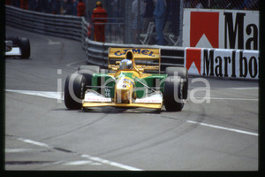 35mm vintage slide* 1990 ca FORMULA1 Michael SCHUMACHER CAMEL BENETTON FORD (81)  Diapositiva d'epoca, in formato 35 mm.CONDIZIONI: GOODE' severamente vietata la riproduzione. Tutti i diritti sono riservati.Nella diapositiva ICharta mette in vendita, sul negozio eBay e in esclusiva sul sito "icharta" il proprio archivio composto da numerose diapositive e negativi fotografici d'epoca, tutti originali e autentici, che attraversano la storia del costume italiano tra gli la fine degli anni Sessanta e Novanta.Si tratta di uno sguardo inedito sull'attualit&agrave;, la politica, la vita quotidiana, il gossip e la cultura, che fotografa il cambiamento della nazione in quest'ultimo scorcio del XX secolo. Un'occasione unica per il mercato del collezionismo, che vede finalmente disponibile un archivio eccezionale per vastit&agrave;, tematiche e condizioni, in un settore (il negativo fotografico e la diapositiva) di assoluta novit&agrave; e dalle interessanti prospettive di investimento.  FAIR/discreto   originale e autentica 1