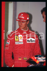 35mm vintage slide* 1990 ca FORMULA 1 Michael SCHUMACHER Pilota FERRARI (101)  Diapositiva d'epoca, in formato 35 mm.CONDIZIONI: GOODE' severamente vietata la riproduzione. Tutti i diritti sono riservati.Nella diapositiva ICharta mette in vendita, sul negozio eBay e in esclusiva sul sito "icharta" il proprio archivio composto da numerose diapositive e negativi fotografici d'epoca, tutti originali e autentici, che attraversano la storia del costume italiano tra gli la fine degli anni Sessanta e Novanta.Si tratta di uno sguardo inedito sull'attualit&agrave;, la politica, la vita quotidiana, il gossip e la cultura, che fotografa il cambiamento della nazione in quest'ultimo scorcio del XX secolo. Un'occasione unica per il mercato del collezionismo, che vede finalmente disponibile un archivio eccezionale per vastit&agrave;, tematiche e condizioni, in un settore (il negativo fotografico e la diapositiva) di assoluta novit&agrave; e dalle interessanti prospettive di investimento.  FAIR/discreto   originale e autentica 1