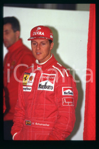 35mm vintage slide* 1990 ca FORMULA 1 Michael SCHUMACHER Pilota FERRARI (102)  Diapositiva d'epoca, in formato 35 mm.CONDIZIONI: GOODE' severamente vietata la riproduzione. Tutti i diritti sono riservati.Nella diapositiva ICharta mette in vendita, sul negozio eBay e in esclusiva sul sito "icharta" il proprio archivio composto da numerose diapositive e negativi fotografici d'epoca, tutti originali e autentici, che attraversano la storia del costume italiano tra gli la fine degli anni Sessanta e Novanta.Si tratta di uno sguardo inedito sull'attualit&agrave;, la politica, la vita quotidiana, il gossip e la cultura, che fotografa il cambiamento della nazione in quest'ultimo scorcio del XX secolo. Un'occasione unica per il mercato del collezionismo, che vede finalmente disponibile un archivio eccezionale per vastit&agrave;, tematiche e condizioni, in un settore (il negativo fotografico e la diapositiva) di assoluta novit&agrave; e dalle interessanti prospettive di investimento.  FAIR/discreto   originale e autentica 1