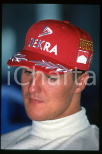 35mm vintage slide* 1990 ca FORMULA 1 Michael SCHUMACHER Pilota FERRARI (114)  Diapositiva d'epoca, in formato 35 mm.CONDIZIONI: GOODE' severamente vietata la riproduzione. Tutti i diritti sono riservati.Nella diapositiva ICharta mette in vendita, sul negozio eBay e in esclusiva sul sito "icharta" il proprio archivio composto da numerose diapositive e negativi fotografici d'epoca, tutti originali e autentici, che attraversano la storia del costume italiano tra gli la fine degli anni Sessanta e Novanta.Si tratta di uno sguardo inedito sull'attualit&agrave;, la politica, la vita quotidiana, il gossip e la cultura, che fotografa il cambiamento della nazione in quest'ultimo scorcio del XX secolo. Un'occasione unica per il mercato del collezionismo, che vede finalmente disponibile un archivio eccezionale per vastit&agrave;, tematiche e condizioni, in un settore (il negativo fotografico e la diapositiva) di assoluta novit&agrave; e dalle interessanti prospettive di investimento.  FAIR/discreto   originale e autentica 1