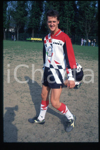 35mm vintage slide* 1990ca FORMULA1 Michael SCHUMACHER playing in a soccer (123)  Diapositiva d'epoca, in formato 35 mm.CONDIZIONI: GOODE' severamente vietata la riproduzione. Tutti i diritti sono riservati.Nella diapositiva ICharta mette in vendita, sul negozio eBay e in esclusiva sul sito "icharta" il proprio archivio composto da numerose diapositive e negativi fotografici d'epoca, tutti originali e autentici, che attraversano la storia del costume italiano tra gli la fine degli anni Sessanta e Novanta.Si tratta di uno sguardo inedito sull'attualit&agrave;, la politica, la vita quotidiana, il gossip e la cultura, che fotografa il cambiamento della nazione in quest'ultimo scorcio del XX secolo. Un'occasione unica per il mercato del collezionismo, che vede finalmente disponibile un archivio eccezionale per vastit&agrave;, tematiche e condizioni, in un settore (il negativo fotografico e la diapositiva) di assoluta novit&agrave; e dalle interessanti prospettive di investimento.  FAIR/discreto   originale e autentica 1