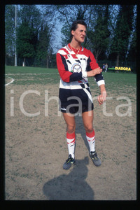 35mm vintage slide* 1990ca FORMULA1 Michael SCHUMACHER playing in a soccer (126)  Diapositiva d'epoca, in formato 35 mm.CONDIZIONI: GOODE' severamente vietata la riproduzione. Tutti i diritti sono riservati.Nella diapositiva ICharta mette in vendita, sul negozio eBay e in esclusiva sul sito "icharta" il proprio archivio composto da numerose diapositive e negativi fotografici d'epoca, tutti originali e autentici, che attraversano la storia del costume italiano tra gli la fine degli anni Sessanta e Novanta.Si tratta di uno sguardo inedito sull'attualit&agrave;, la politica, la vita quotidiana, il gossip e la cultura, che fotografa il cambiamento della nazione in quest'ultimo scorcio del XX secolo. Un'occasione unica per il mercato del collezionismo, che vede finalmente disponibile un archivio eccezionale per vastit&agrave;, tematiche e condizioni, in un settore (il negativo fotografico e la diapositiva) di assoluta novit&agrave; e dalle interessanti prospettive di investimento.  FAIR/discreto   originale e autentica 1